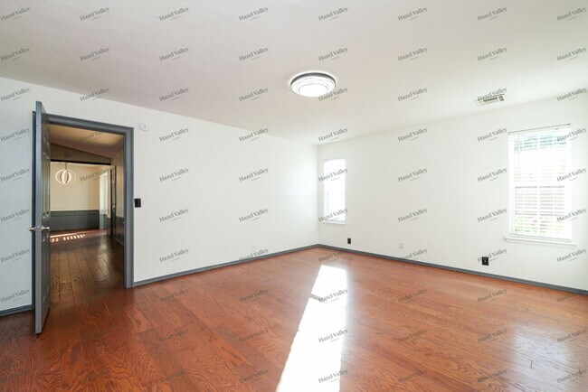 Building Photo - 1300 Kelly Park Rd
