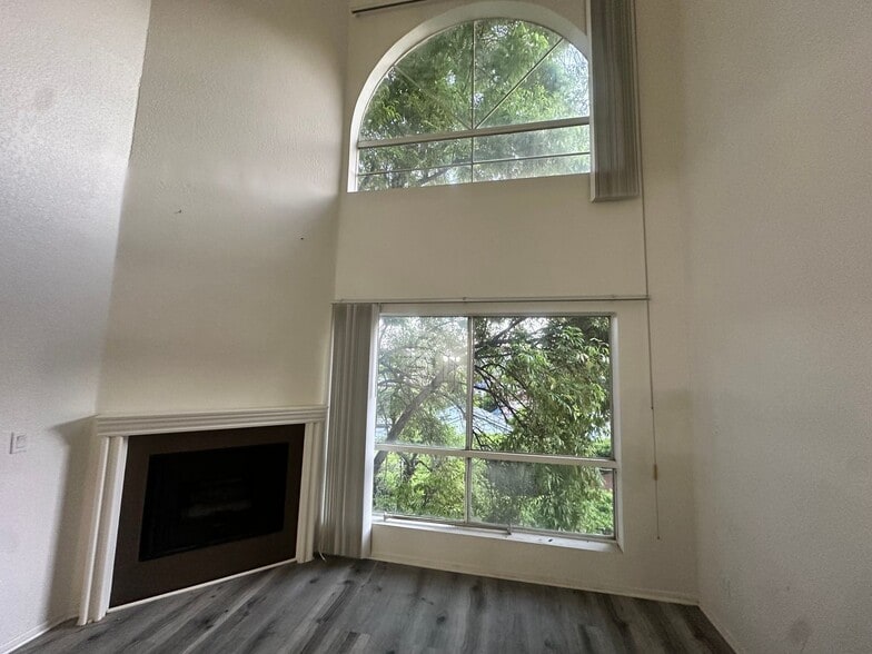 Interior Photo - MPK - The Premier on Moorpark