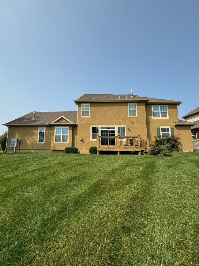 Building Photo - 4 Bedroom, 3 1/2 bathroom in Olathe!