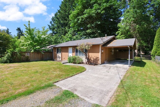 Building Photo - Move in ready now! 3 bedroom rambler in NE...