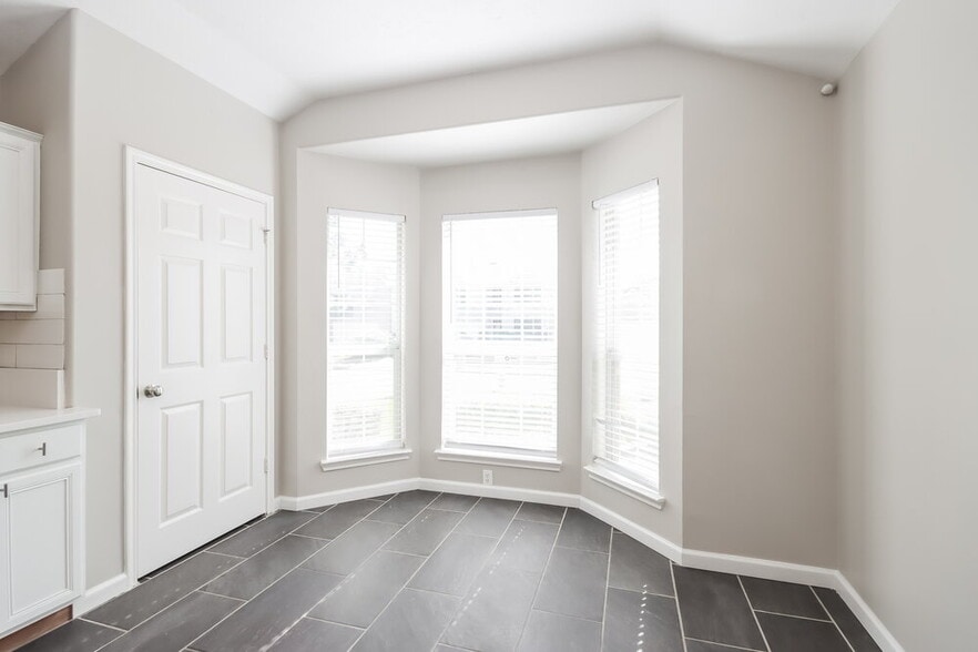 Building Photo - 1615 Trail Oaks Ct