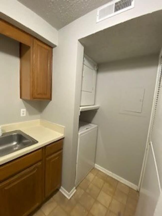 Building Photo - 2-Bedroom Condo for Rent in Stratford Condos + Gated Community with Pool!