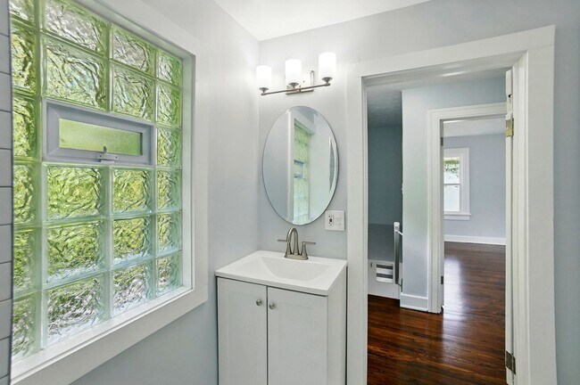 Building Photo - Two Bedroom in Dayton!