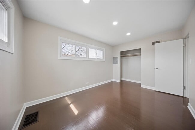 Building Photo - 7732 S Springfield Ave