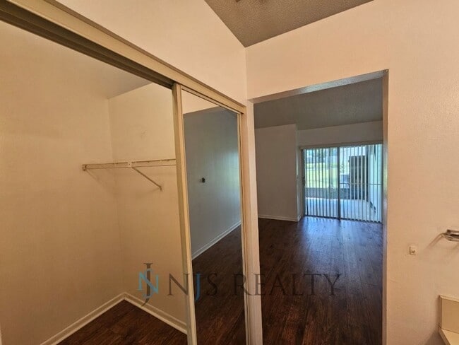 Building Photo - 2/2 Townhome with HUGE Living Room, Commun...
