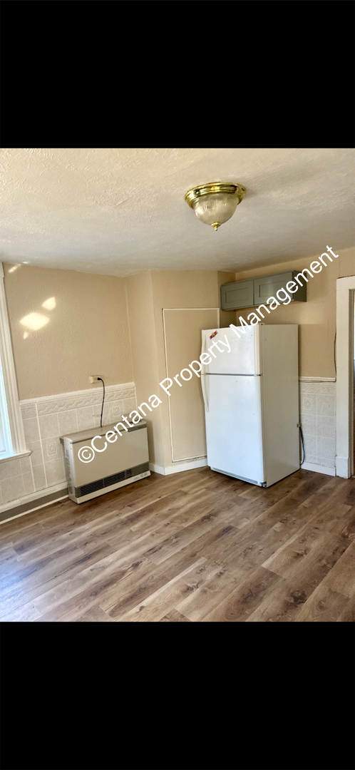 Building Photo - 614 W Park St