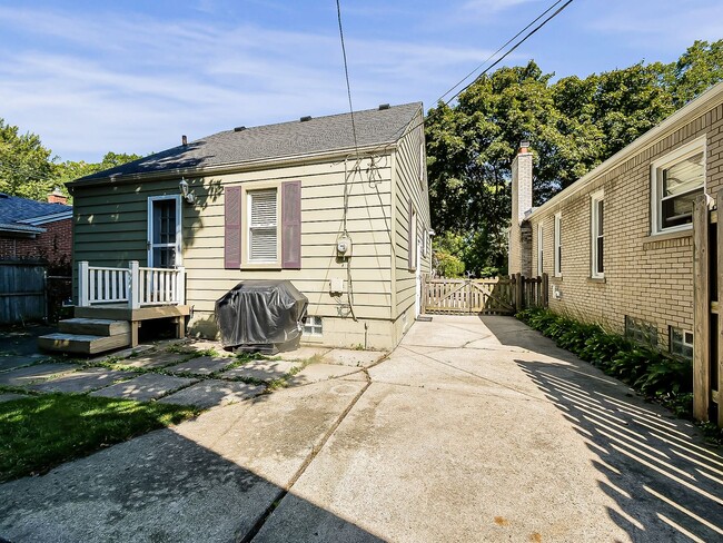 Building Photo - Charming Colonial in the Heart of Grosse P...