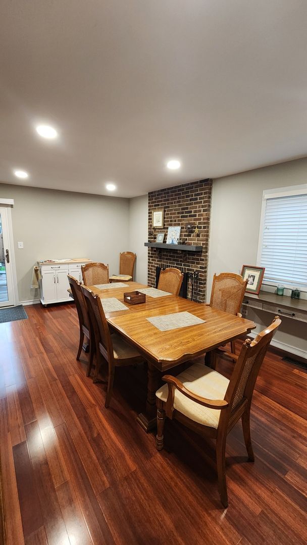 Building Photo - Charming 4BR House in Woodridge