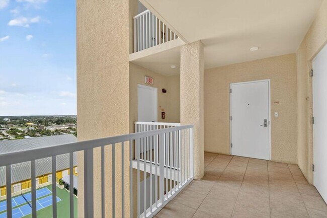 Building Photo - 2640 Lake Shore Dr