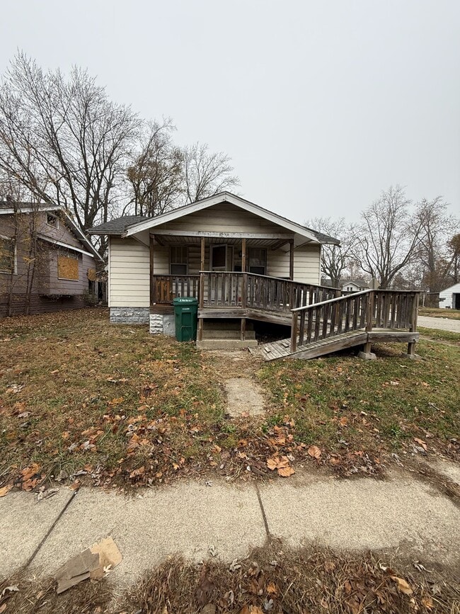Building Photo - 1652 E Hickory St