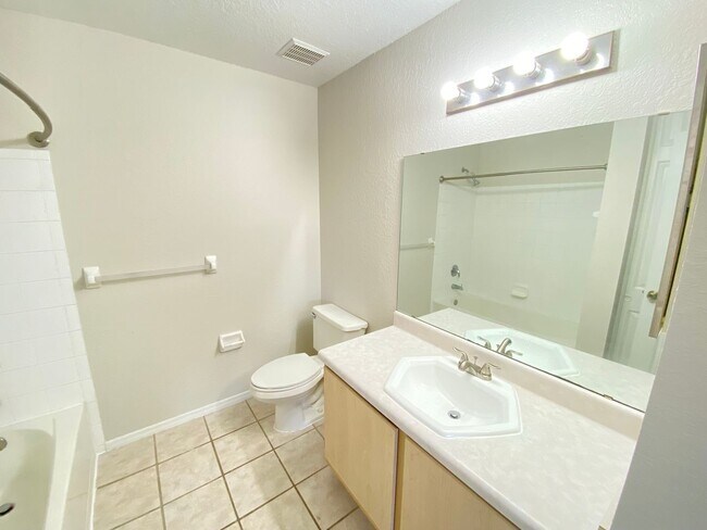 Building Photo - Second Floor Apartment with Balcony View! ...
