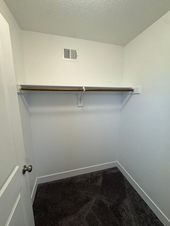 Building Photo - Luxury 5BR 4 BA Home w/ Pool and Clubhouse Access in GREAT location!