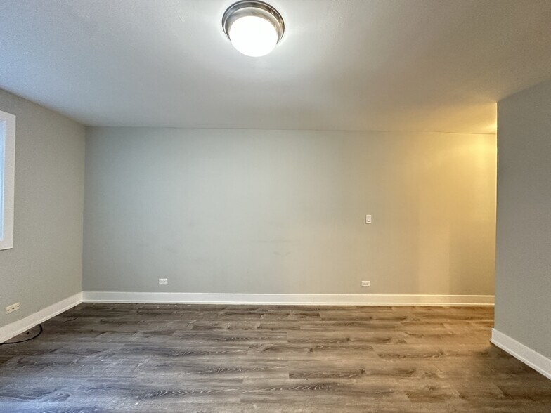 Building Photo - 447 W Surf St