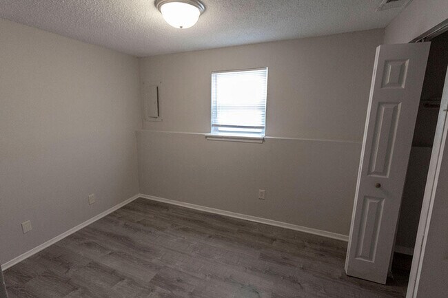 Building Photo - 211 Wheaton Ct