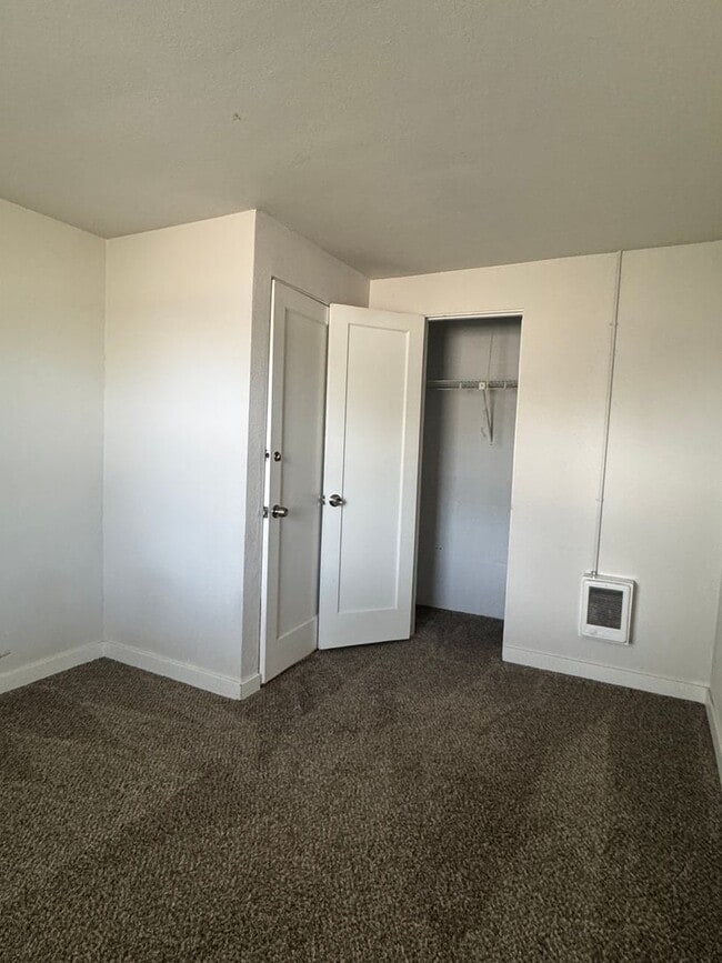 Building Photo - 3 bedroom 1 bathroom remodeled home, w/d h...