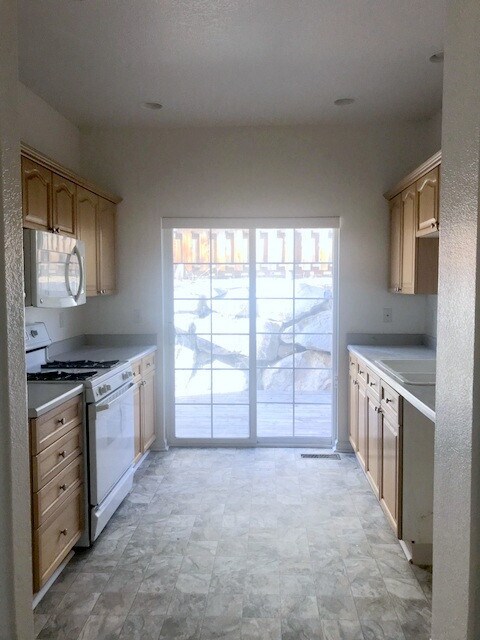 Building Photo - Great home In sparks..Close to everything!!!