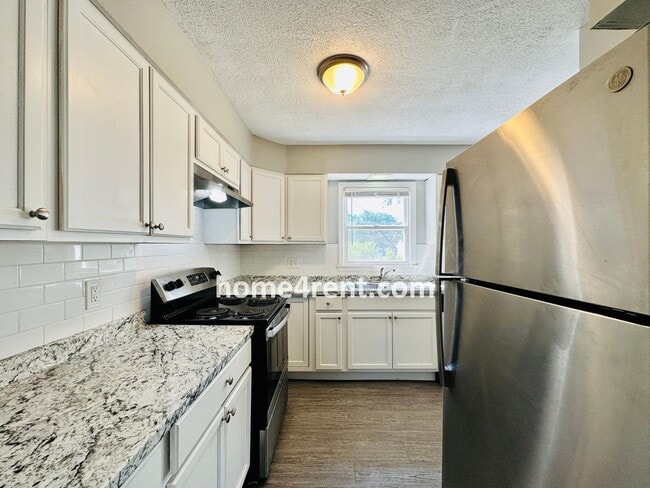 Building Photo - Ranch Style Home in KCMO w/ LVP Floors, SS Appliances and a Fenced Yard!