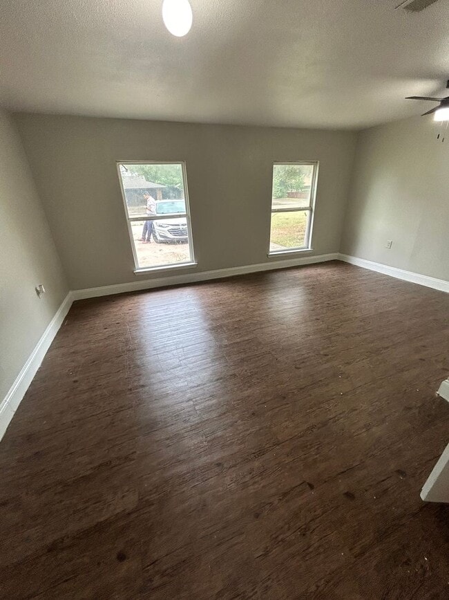 Building Photo - 2211 Granada Dr