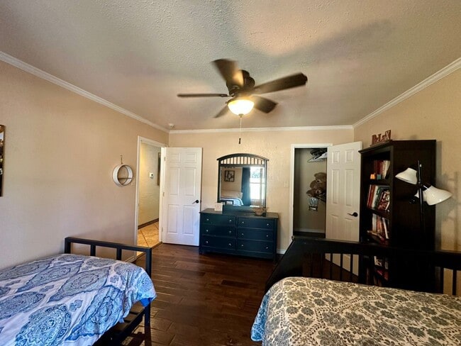 Building Photo - Stunning, fully furnished 3-bedroom, 2-bath lakefront home on Lake Palestine!