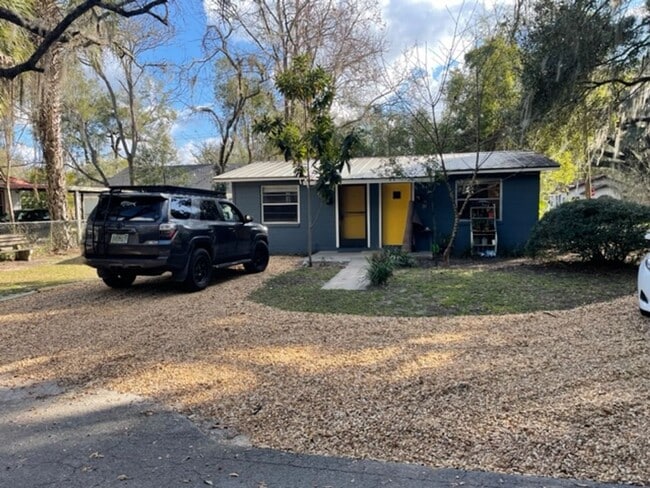 Building Photo - Lovely 1 Bedroom, 1 Bathroom Apartment