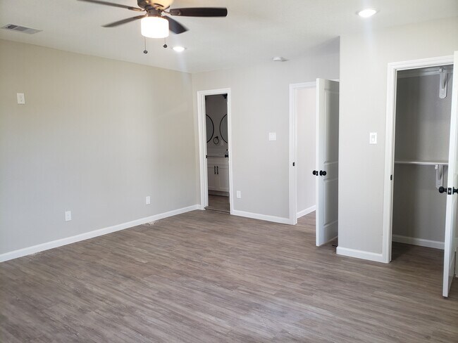 Secondary bedroom with en suite bath - 936 W Austin St