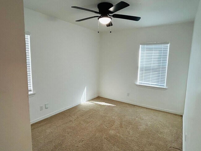 Building Photo - 601 Foster Pl