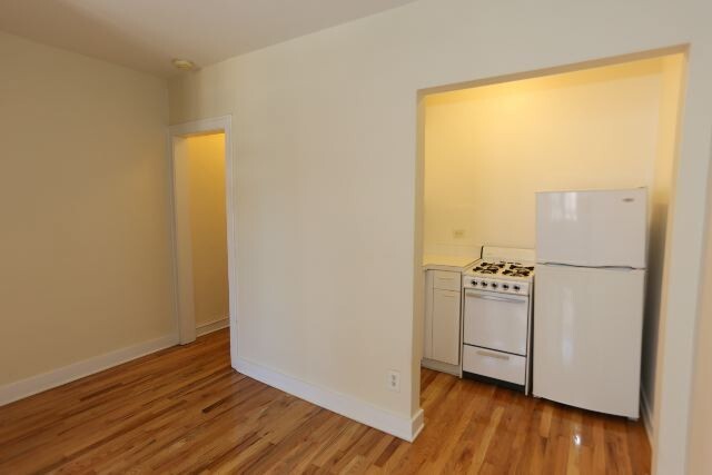 Building Photo - 544 W Wellington Ave