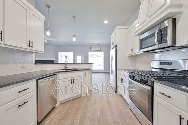 Building Photo - 2140 N Everest Ave