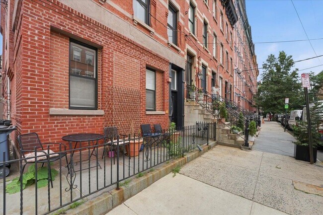 Building Photo - 941 Garden St