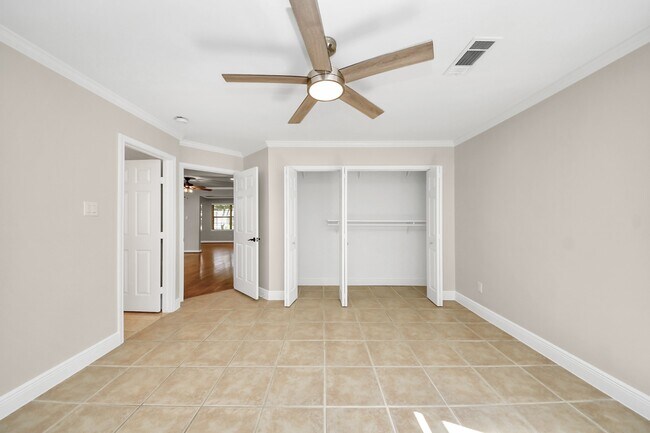 Building Photo - 2215 Gardenia Dr