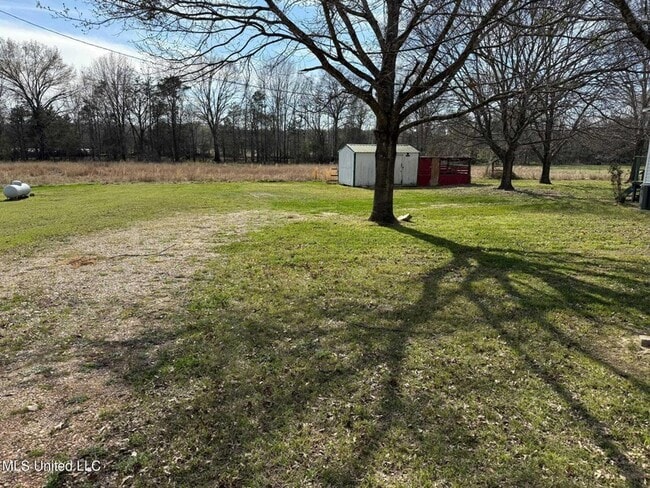 Building Photo - 165 Woodlands Ln