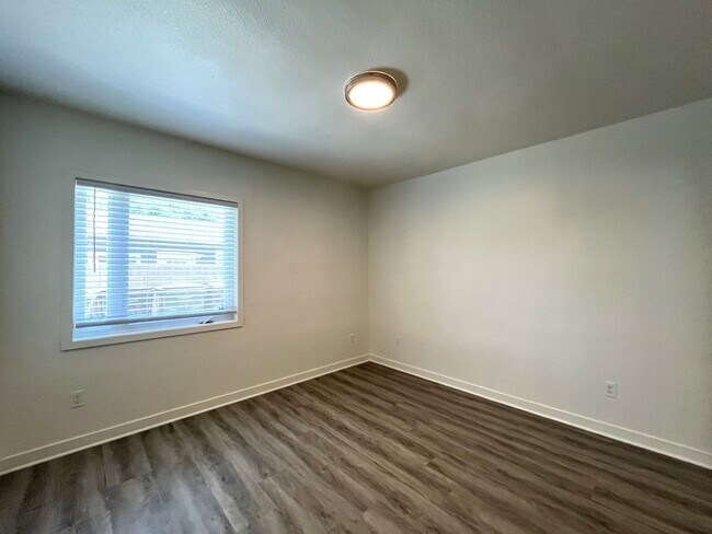 Building Photo - 1629 Kendall Dr