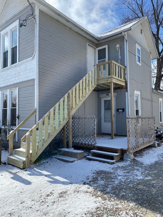 Building Photo - Upstairs One Bedroom Unit