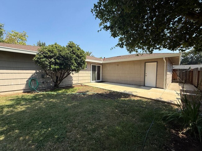 Building Photo - 3 bed 2 bath available in Sacramento!