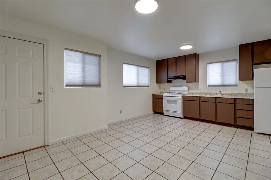 Building Photo - 336 Chesley Ave