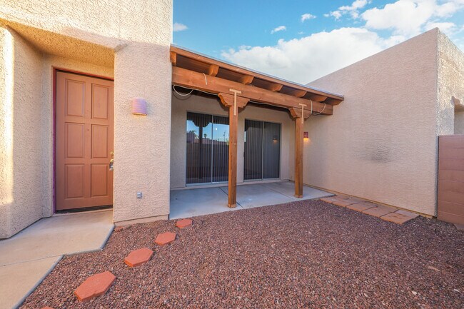 Building Photo - 2927 N Cardell Cir