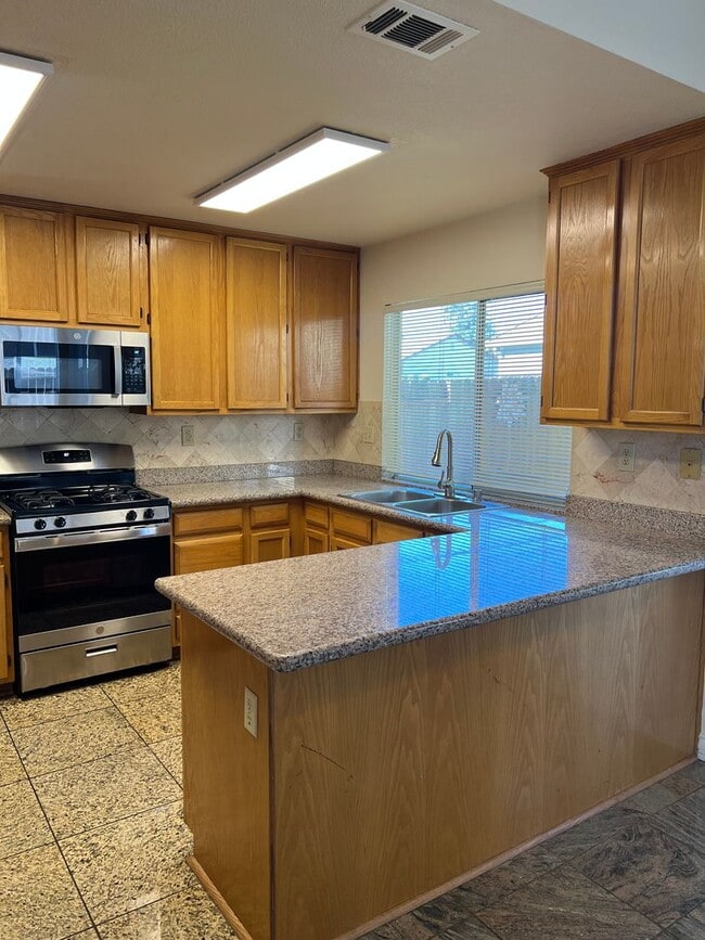 Building Photo - LOVELY 4 BEDROOM HOME IN LAGUNA CREEK!