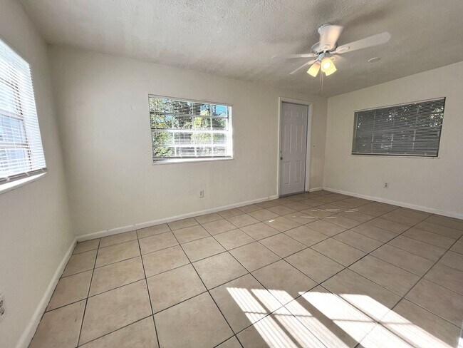 Building Photo - 107 Mayfair Cir