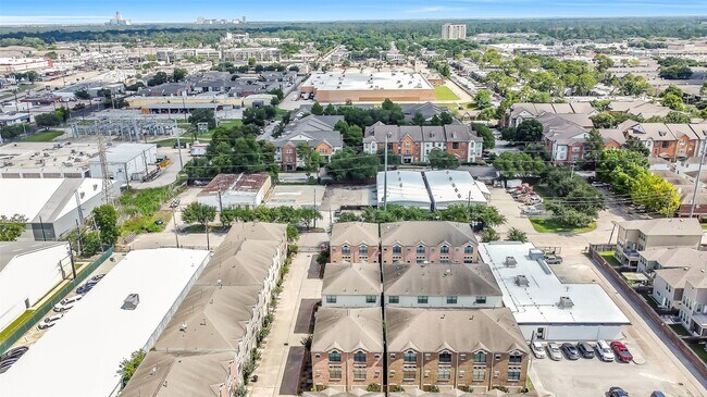 Building Photo - 8715 Meadowcroft Dr