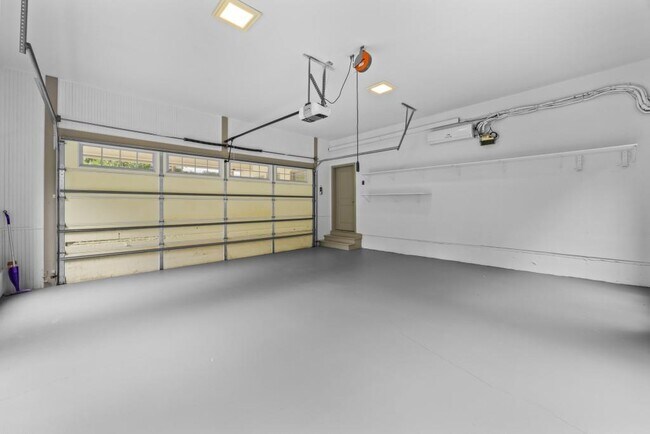Building Photo - 1742 Helen Dr NE