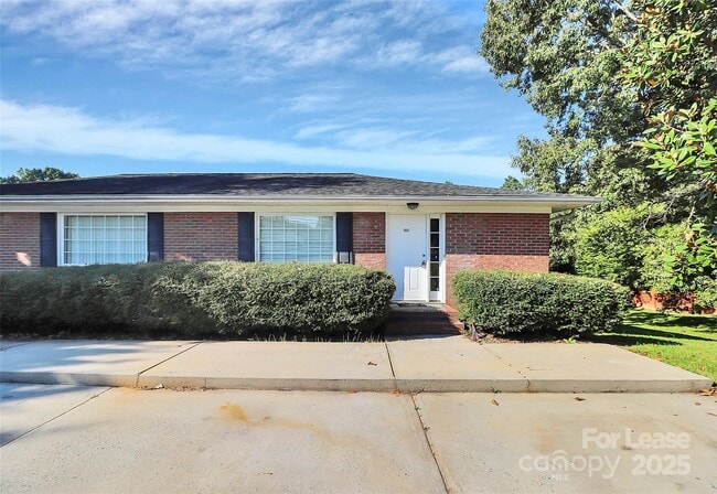 Primary Photo - 1005 Rainbow Dr