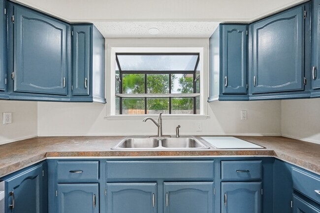 Building Photo - 3BR w/ IDEAL location near Hurlburt Field!!