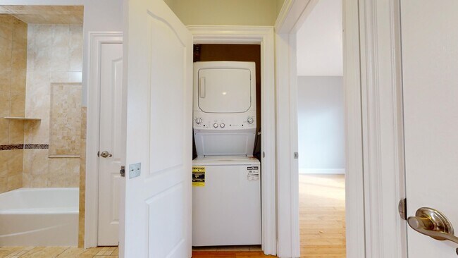 Building Photo - 5 Monitor St