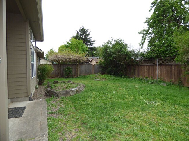 Building Photo - 3 Bed 2 bath home in North Salem!