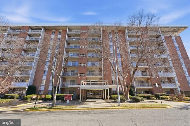 Building Photo - Welcome to this rarely available and beautifully updated ground-level condo offering the perfect ...