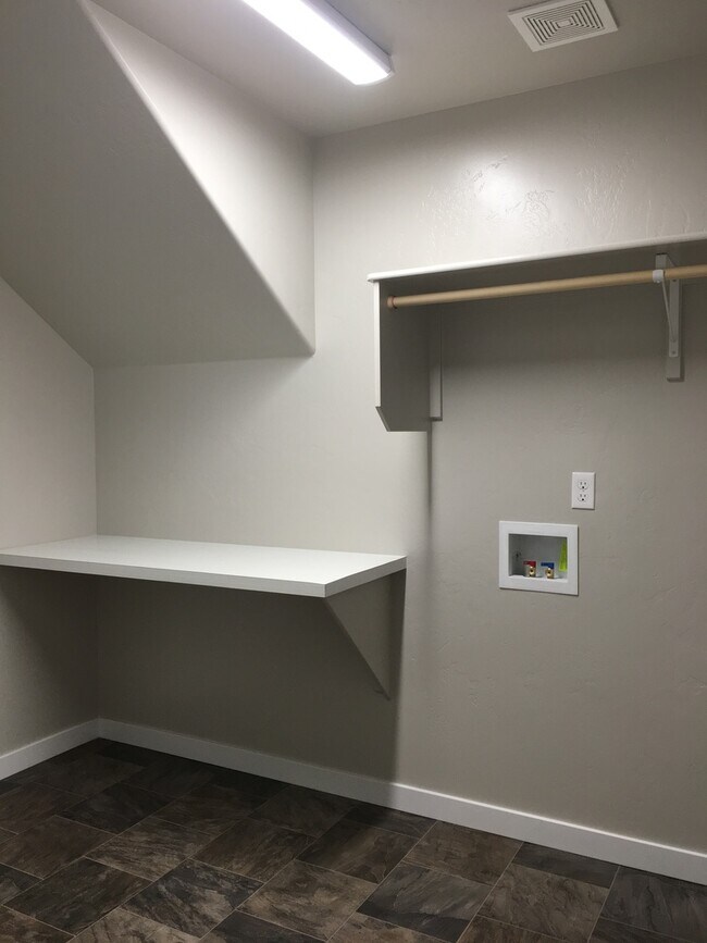 Building Photo - Beautiful home with 3bd 2ba and bonus room. Located in the Irvine Subdivision, just off  Chinden ...