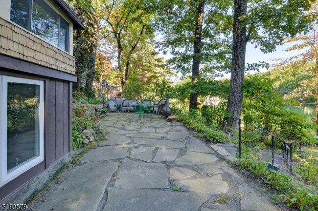 Building Photo - 15 Scenic Dr