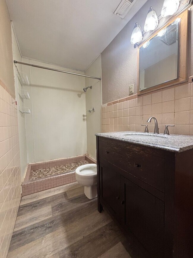 Building Photo - Beautiful 3 bedroom 2 bath in the Phelps g...