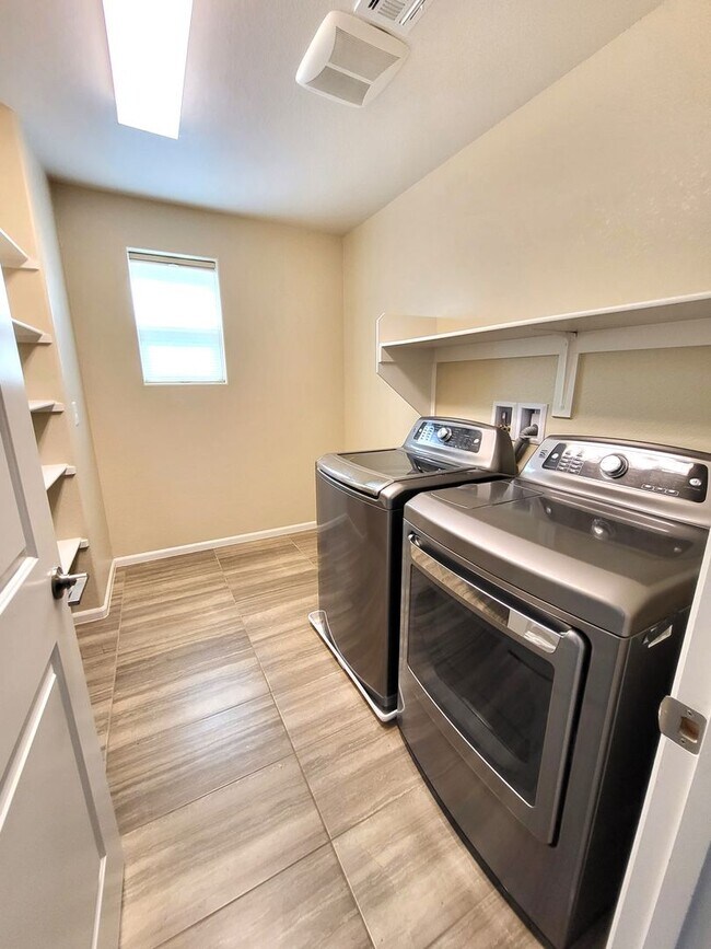 Building Photo - 4 Bedroom House with Community Pool, Baseb...