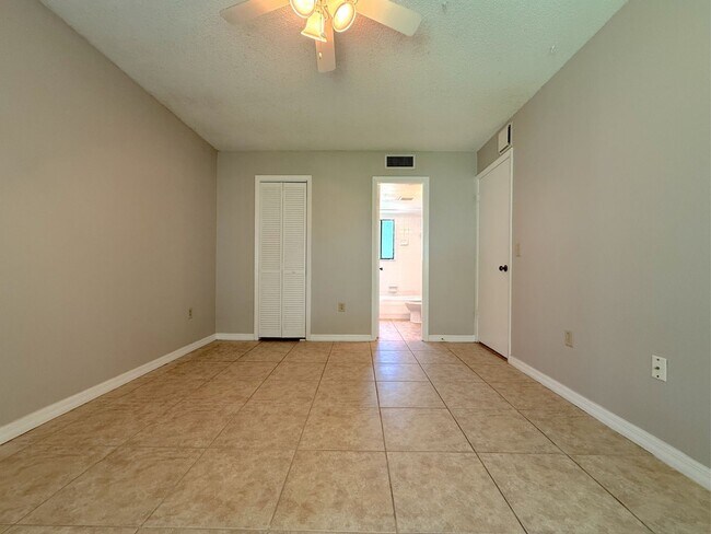 Building Photo - 3284 S Semoran Blvd